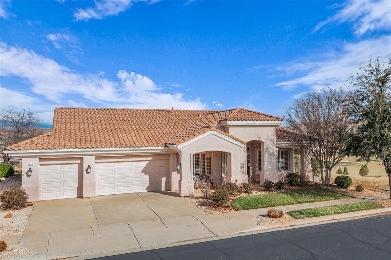 4507 S Ironwood DR St George, UT 84790 home for sale, MLS#26-267813 - Erika Rogers Photo 2